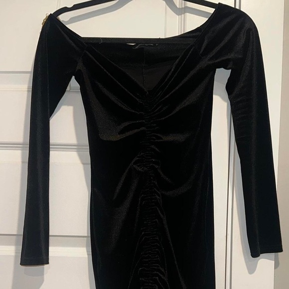 Pretty Little Thing Off Velvet Elegant Black Off-Shoulder Dress - Picture 2 of 5